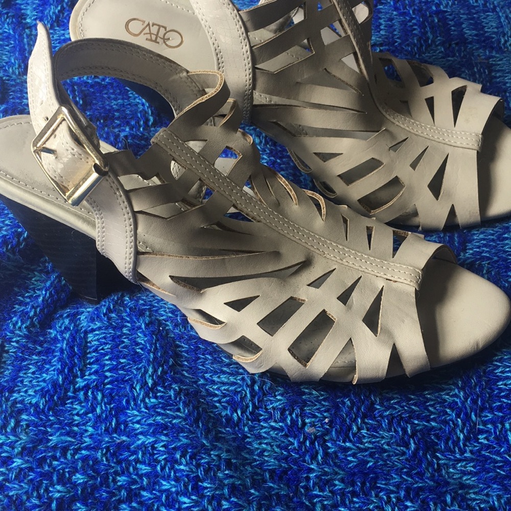 Beige/gray small heels
